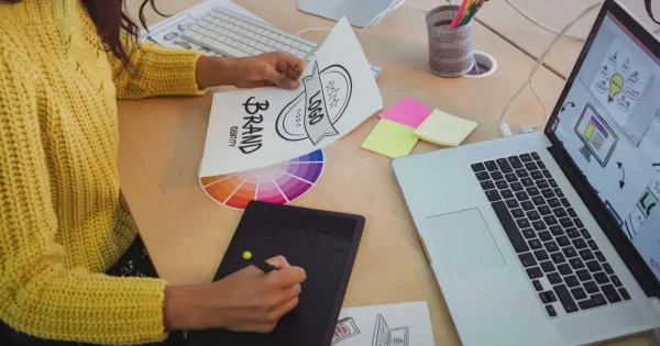 Designer criando um logo profissional para empresa